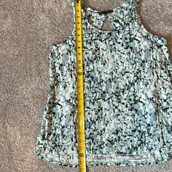 Rose & Olive Free Flow Patterned Sleeveless Pleated Front Top Sz M - Picture 8 of 9